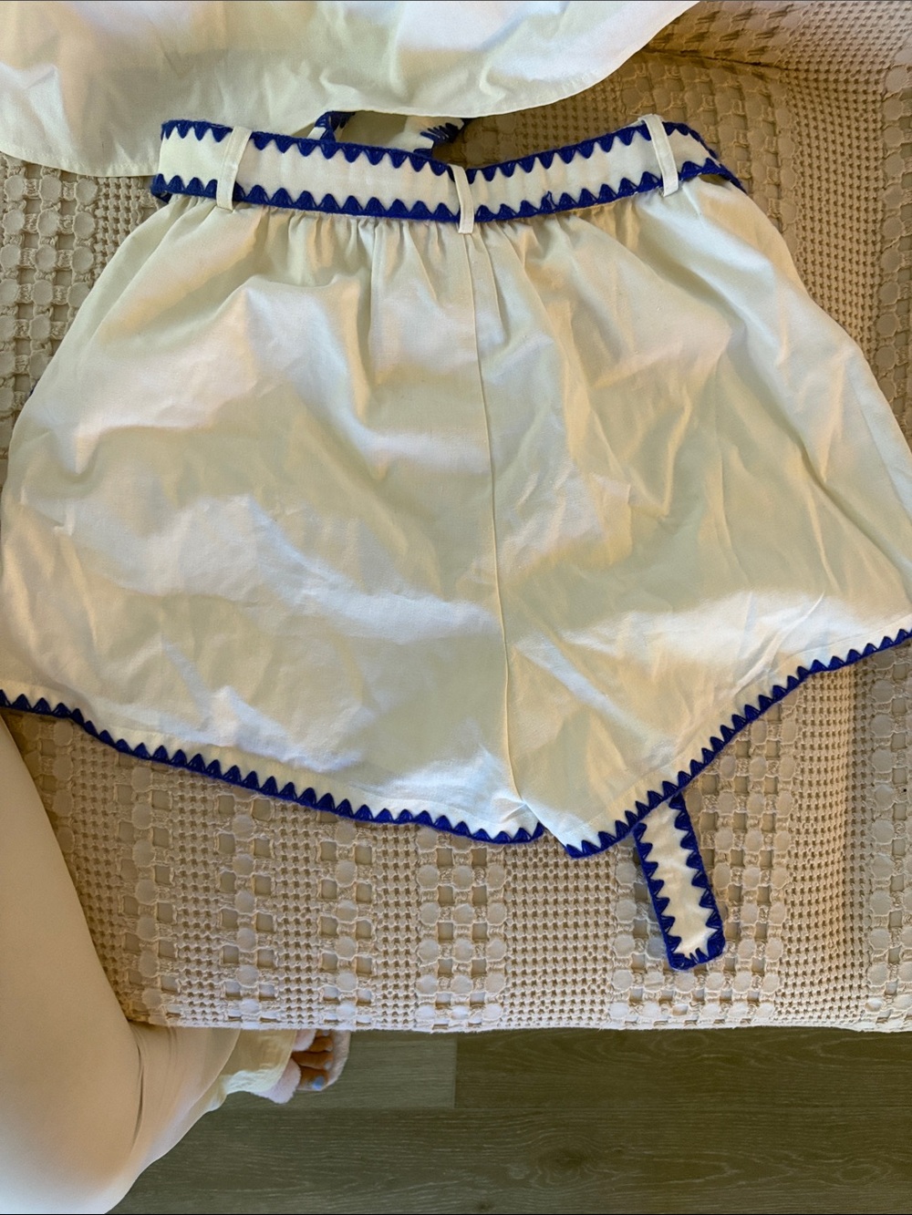 En Saison White High-Waist Shorts with Navy Trim - Picture 6 of 9